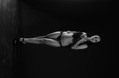 Stüdyoda şık keten bir esmer içinde güzel bir kadın.