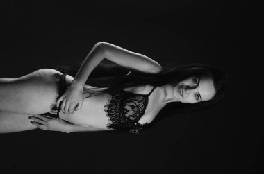 Stüdyoda şık keten bir esmer içinde güzel bir kadın.