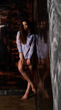 Güzel seksi kız eflatun gömlekli