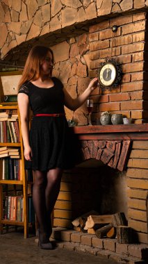 Artı siyah gece elbisesi giyen bir manken, lüks içinde şişman bir kadın, tam boy portre, profesyonel makyaj ve saç stili.