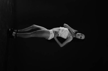 Stüdyoda şık keten bir esmer içinde güzel bir kadın..