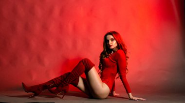 Yüksek seksi esmer iç çamaşırı stüdyo resmi.