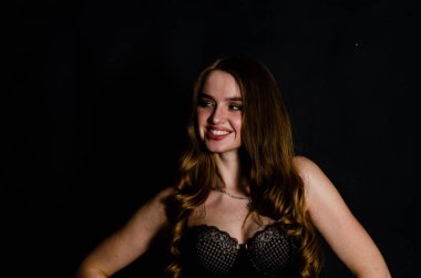 Yüksek seksi esmer iç çamaşırı stüdyo resmi.