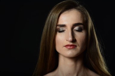 Sarı ceketli, şortlu ve topuklu ayakkabılı zarif bir kadın. Moda stüdyosu çekimi.