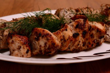 Barbekü parçaları beyaz tabakta, yakın görüş 