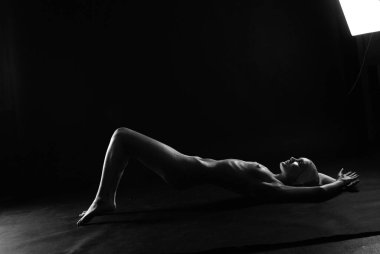 Gümüş rengi vücut boyalı genç atletik kadın.