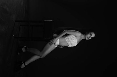 Stüdyoda şık keten bir esmer içinde güzel bir kadın..