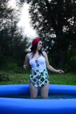 Gün batımında havuzda ıslak, güzel ve büyük bir model..