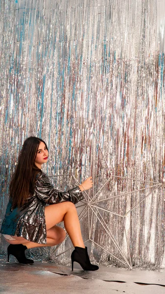 Stüdyoda poz veren parlak noel süsleriyle güzel seksi kız, tatil konsepti.  