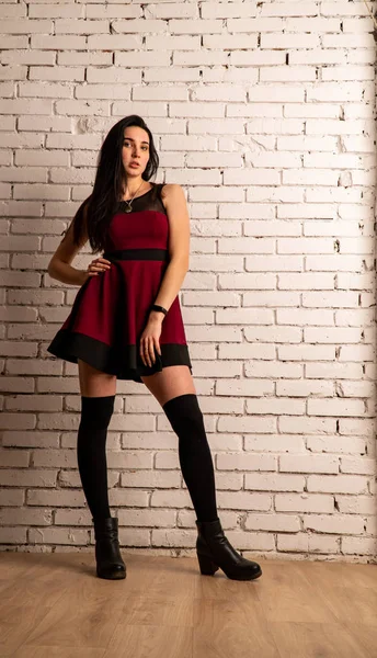 Muito Jovem Modelo Sexy Feminino Com Cabelos Escuros Vestido Vermelho — Fotografia de Stock