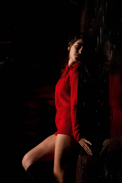 Bella Sexy Donna Nuda Maglione Rosso Sfondo Scuro — Foto Stock