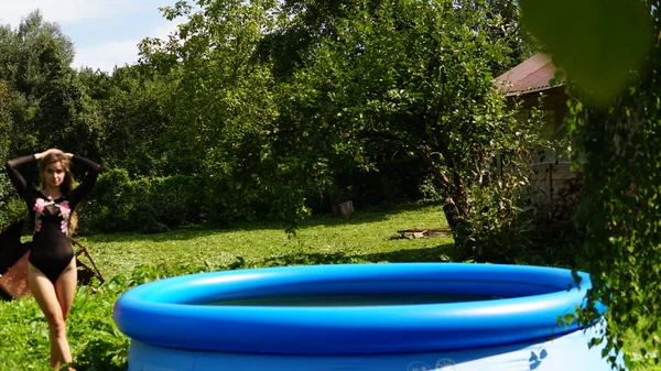 Mooie Jonge Vrouw Buurt Van Kleine Zomer Zwembad — Stockfoto