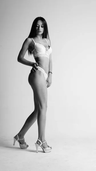 Mädchen Weißen Dessous Und High Heels Posieren Auf Weißem Hintergrund — Stockfoto