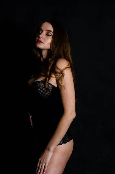 Alta sexy morena lingerie estúdio retrato — Fotografia de Stock