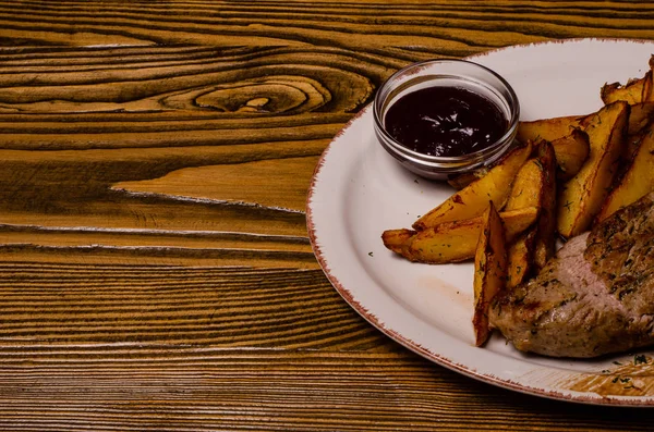 Bolas de carne com batatas em uma assadeira e nata azeda close-up em uma mesa. vista horizontal de cima — Fotografia de Stock