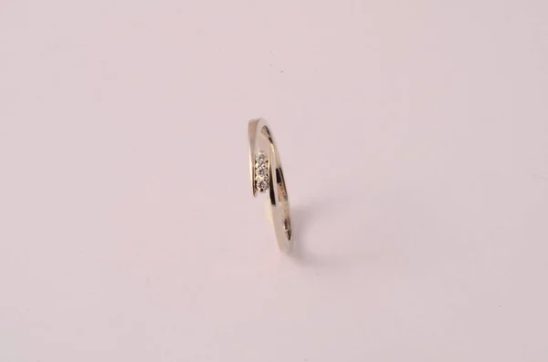 Arany Gyűrű Gyémántokkal Közelről — Stock Fotó