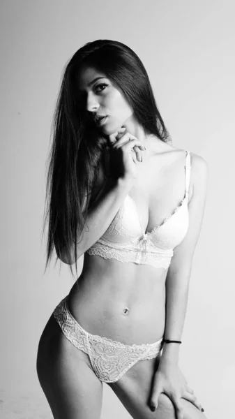 Ragazza in lingerie su sfondo bianco — Foto Stock