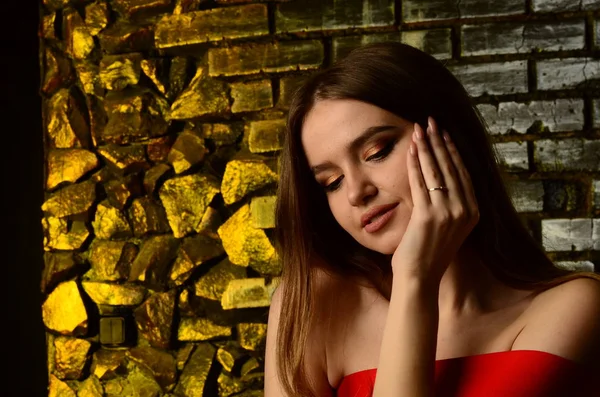 Bella Donna Con Anello Fidanzamento Portata Mano — Foto Stock