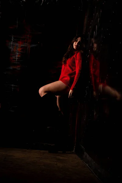 Красива Сексуальна Оголена Жінка Червоному Светрі Темному Тлі — стокове фото