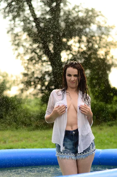 Hermosa chica de tamaño más húmedo en la piscina, al atardecer — Foto de Stock