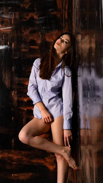 Vacker sexig tjej poserar syren skjorta — Stockfoto