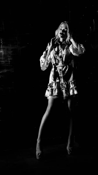 Bela Mulher Loira Elegante Com Maquiagem Penteado Posando Fundo Escuro — Fotografia de Stock