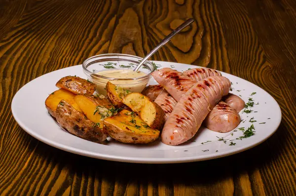 Grillowane ziemniaki z cebulą i kiełbasą — Zdjęcie stockowe