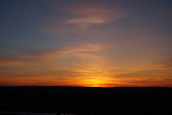 พระอาทิตย์ตก สีลูเอทของครอสโบสถ์ตอนพระอาทิตย์ตก — ภาพถ่ายสต็อก