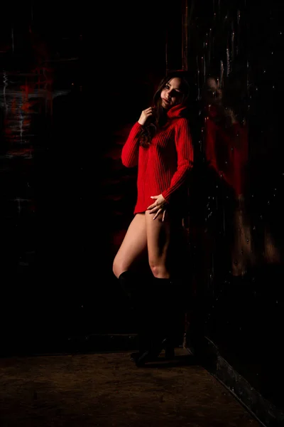 Schöne Sexy Nackte Frau Rotem Pullover Auf Dunklem Hintergrund — Stockfoto