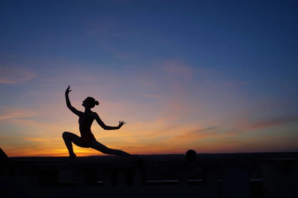 Dancer Dance Does Splits Air Sunset — Stock Photo, Image