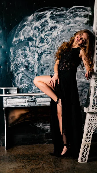 Stüdyoda dantel elbiseyle poz veren genç ve güzel bayan.  