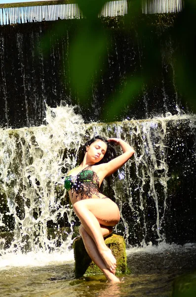 Mladá Bruneta Model Představuje Proti Vodopád — Stock fotografie