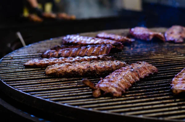 Grelha de carne frita, fumaça de grade de fogo . — Fotografia de Stock