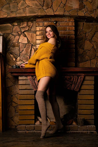 Hermosa Chica Que Pone Cerca Chimenea Interior Lujo —  Fotos de Stock