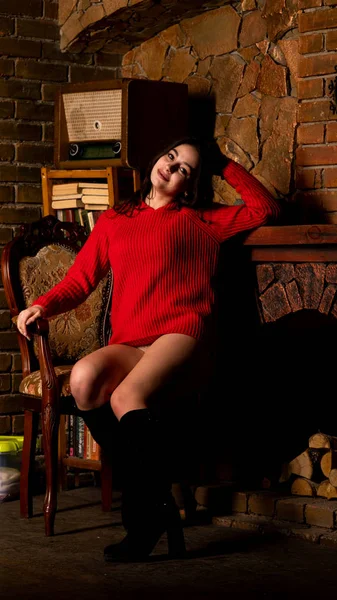 Сексуальная Обнаженная Женщина Красном Свитере Темном Фоне — стоковое фото