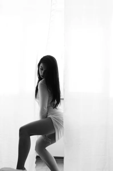Sexy žena na sobě bílé šaty — Stock fotografie