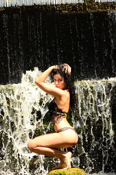 Jonge Brunette Model Poseren Tegen Een Waterval — Stockfoto