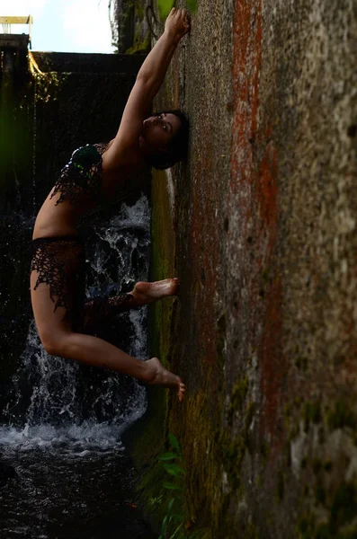 滝に対して若いブルネット モデルポーズ — ストック写真