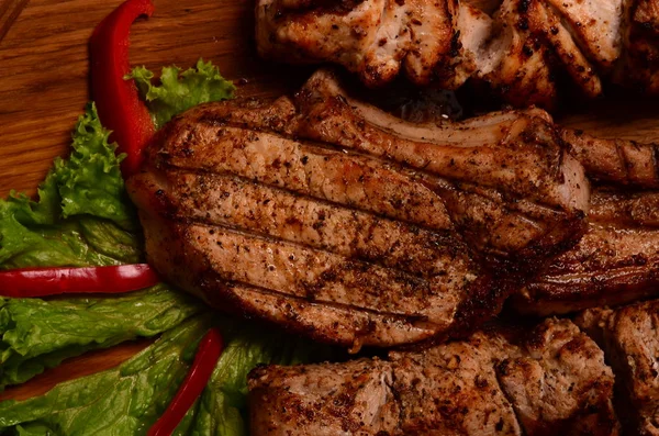 Szeletelt grillezett marhahús barbecue hátszín steak chimichurri-szósz, vágódeszka, sötét fából készült háttér — Stock Fotó