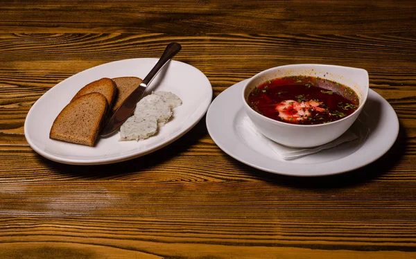 Hodgepodge e frango assado com cogumelos e pão, e uma colher e um garfo em uma mesa, pratos de almoço vista superior — Fotografia de Stock