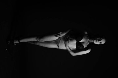 Stüdyoda şık keten bir esmer içinde güzel bir kadın..