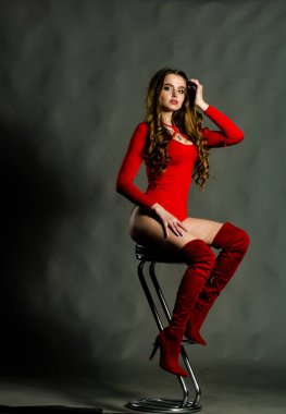 Yüksek seksi esmer iç çamaşırı stüdyo resmi.