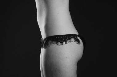 Stüdyoda şık keten bir esmer içinde güzel bir kadın..