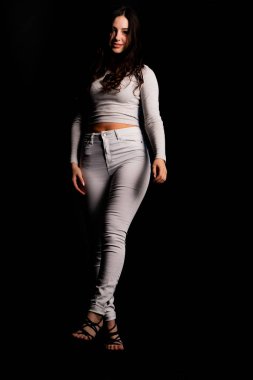 Saçları topuz şeklinde olan genç bayan kollarını kavuşturup yukarı bakıyor. Gri elbiseli, ısıran dudakları olan, arzularını düşünen kaprisli kadın manken. Hayal dünyası konsepti