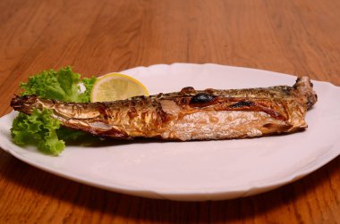 Tütsülenmiş uskumru ve sebzeler beyaz tabakta ızgara. Güzel pozlama, lezzetli Akdeniz yemekleri. Profesyonel mutfak. Aşçılık dergileri, posterler, web siteleri ve arka planlar için fotoğraf.