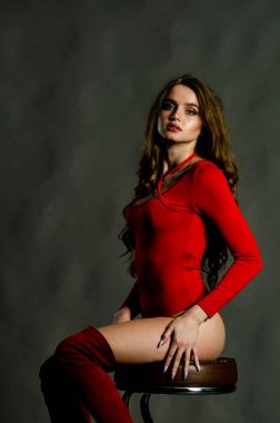 Yüksek seksi esmer iç çamaşırı stüdyo resmi.