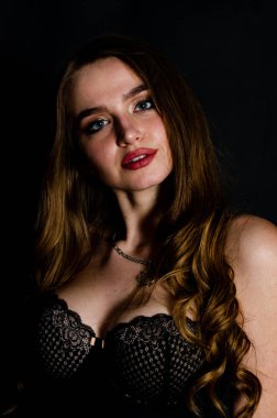 Yüksek seksi esmer iç çamaşırı stüdyo resmi.