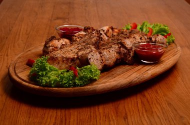 Koyu ahşap arka plan üzerinde kesme tahtası üzerinde ızgara sığır eti Barbekü Striploin biftek chimichurri soslu dilimlenmiş