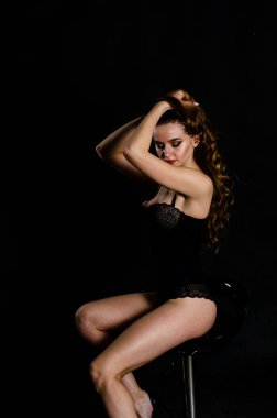 Yüksek seksi esmer iç çamaşırı stüdyo resmi.