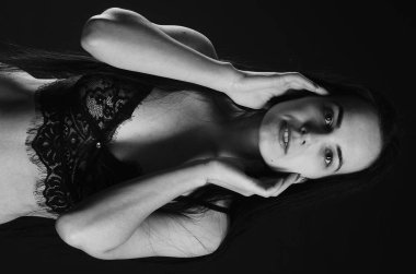 Stüdyoda şık keten bir esmer içinde güzel bir kadın.